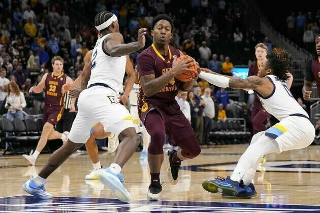 Marquette rebounds from home losses, tops Central Michigan