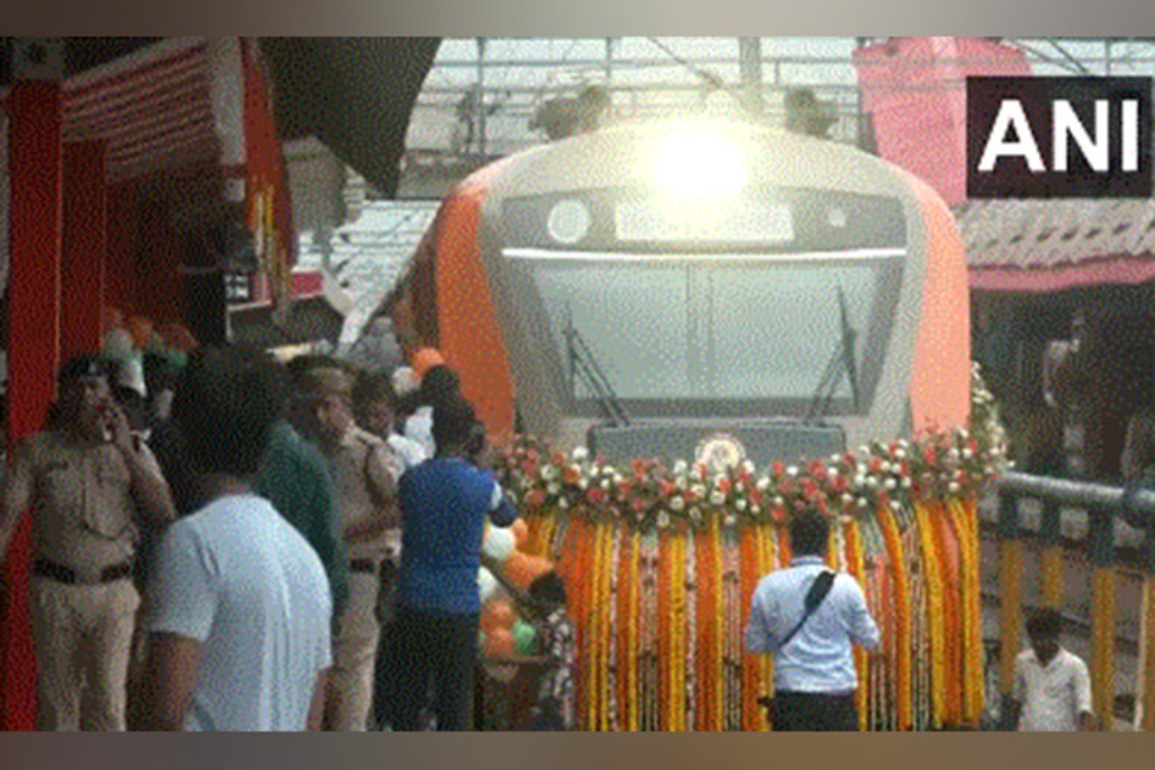Gorakhpur to Patliputra in just 7 hours as PM Modi flags off new Vande Bharat train