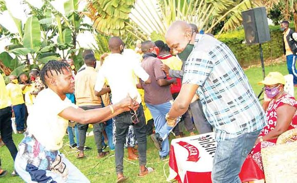 RDC (ku ddyo) ng'asala ddansi. RDC (ku ddyo) ng'asala ddansi.
