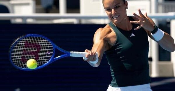 Maria Sakkari upsets No. 1 seed Iga Swiatek in Doha QFs