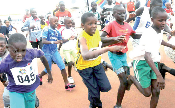 Abamu ku baana abato abeetabye mu misinde. Abamu ku baana abato abeetabye mu misinde.