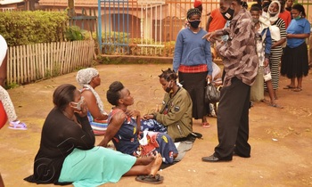 Ssentebe Andrew Kasatiiro ng'agezaako okunnyonnyola abaatafunye butimba. Ssentebe Andrew Kasatiiro ng'agezaako okunnyonnyola abaatafunye butimba.