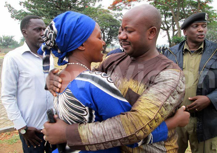   eelected asese woman  infred iiza and former asese vice chairman addeo uhindo hug outside the district tally centre hoto by ohn hawite