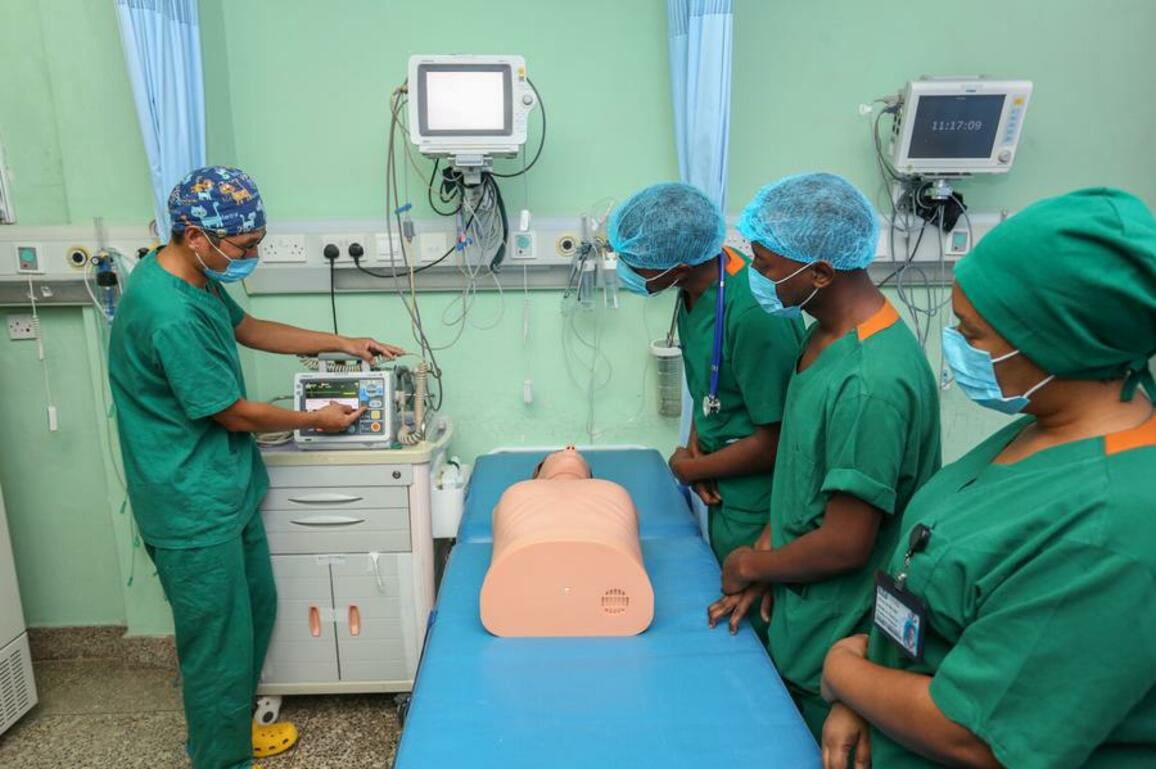 (Hello Africa) Chinese doctor empowers Tanzanian nurses with advanced medical skills and beyond