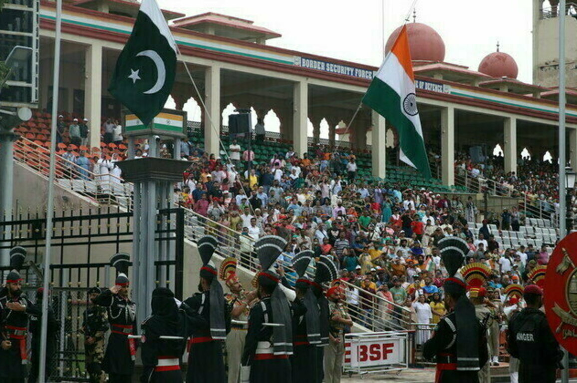 India orders mass expulsion of Pakistanis