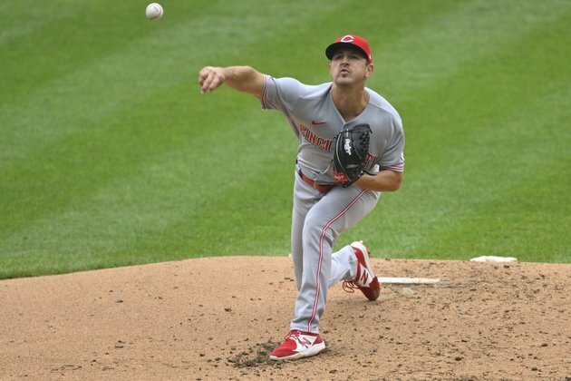 Reds put up 3 runs in eighth, beat Guardians 4-2