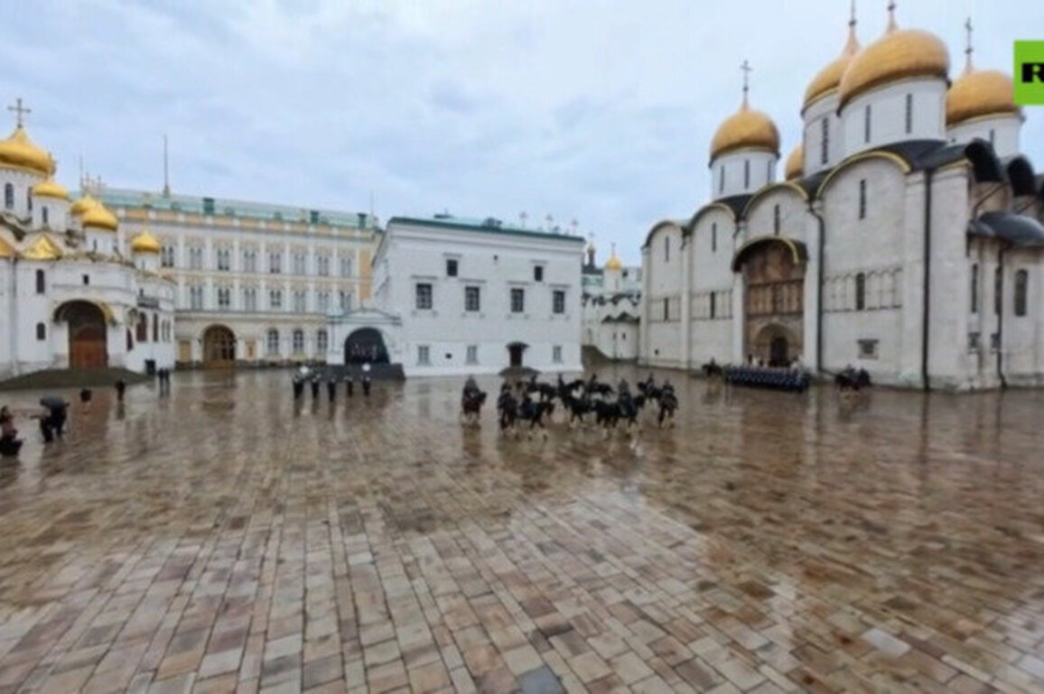 Elite Kremlin guards horseback display as regiment turns 90