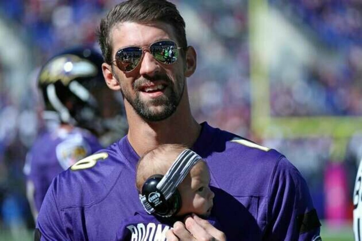 Michael Phelps makes a splash with Ravens' swimming lessons