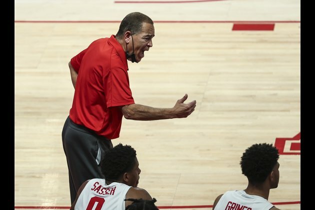 No. 6 Houston dominates Cincinnati in 90-52 rout