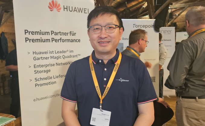 Huawei-Channel-Manager Lei Fu zeigt beim Distributor Arrow auf dem diesjährigen Sommerforum Flagge.