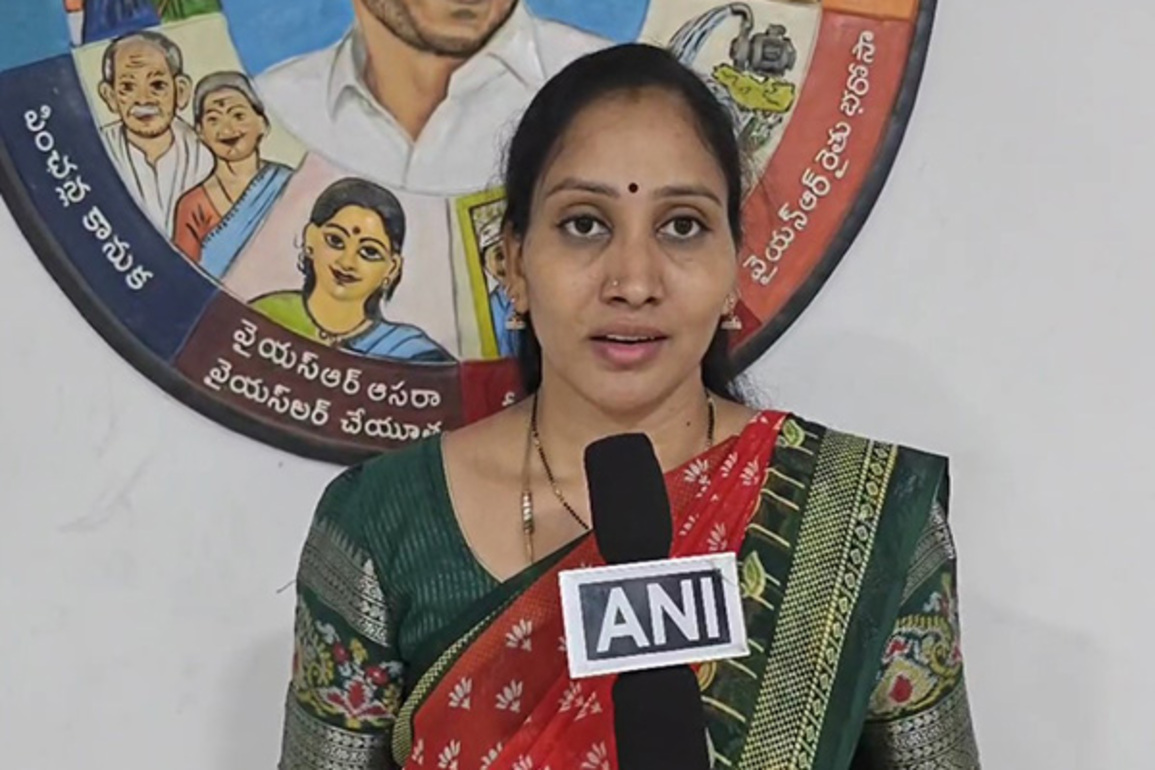 YSRCP's Sheelam Nadiya demands apology from TDP MLA Bhanu Prakash for "derogatory remarks" against Roja Selvamani