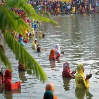 Devotees across country offer evening Arghya as Chhath celebrations reach third day