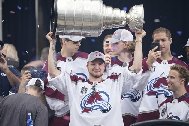 Russian hero appears in wheelchair at NHL victory parade