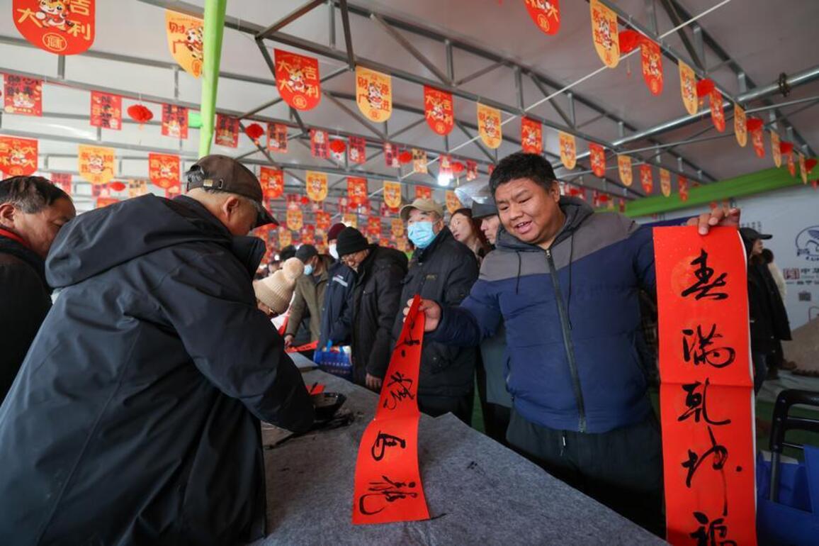 Culture | Laba Festival celebrated with traditions at open air market in China's Tianjin