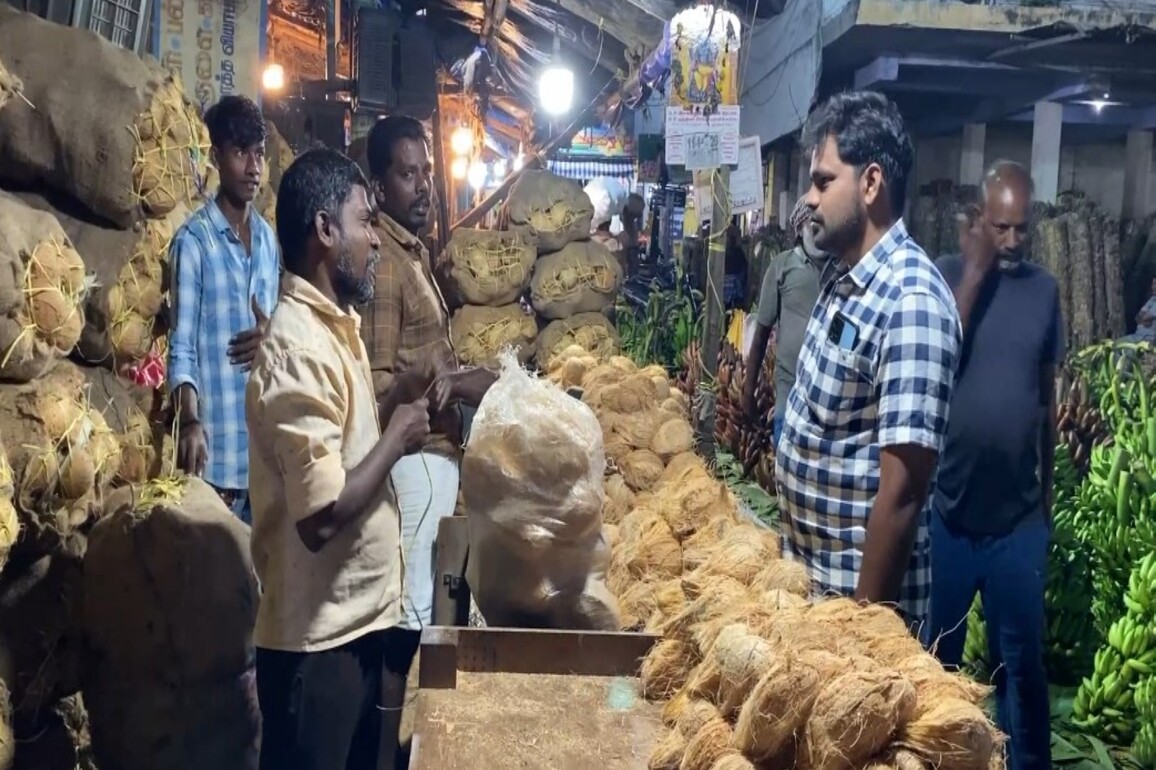 Tamil Nadu: Agricultural produce floods Thoothukudi market ahead of Pongal Festival