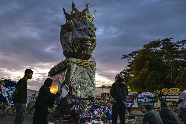 Football boss ready to take blame after tragedy leaves 125 dead