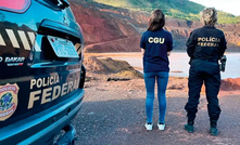 Agentes federais durante a Operação Rejeito