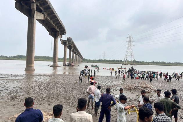 (SpotNews)INDIA-GUJARAT-BRIDGE-COLLAPSE