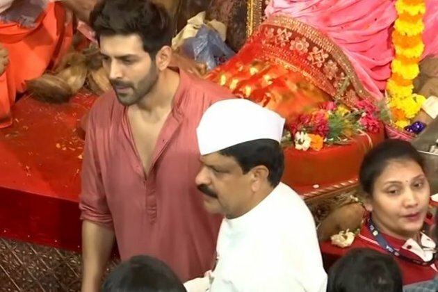 Kartik Aaryan visits Lalbaugcha Raja, offers prayers on Ganesh Chaturthi