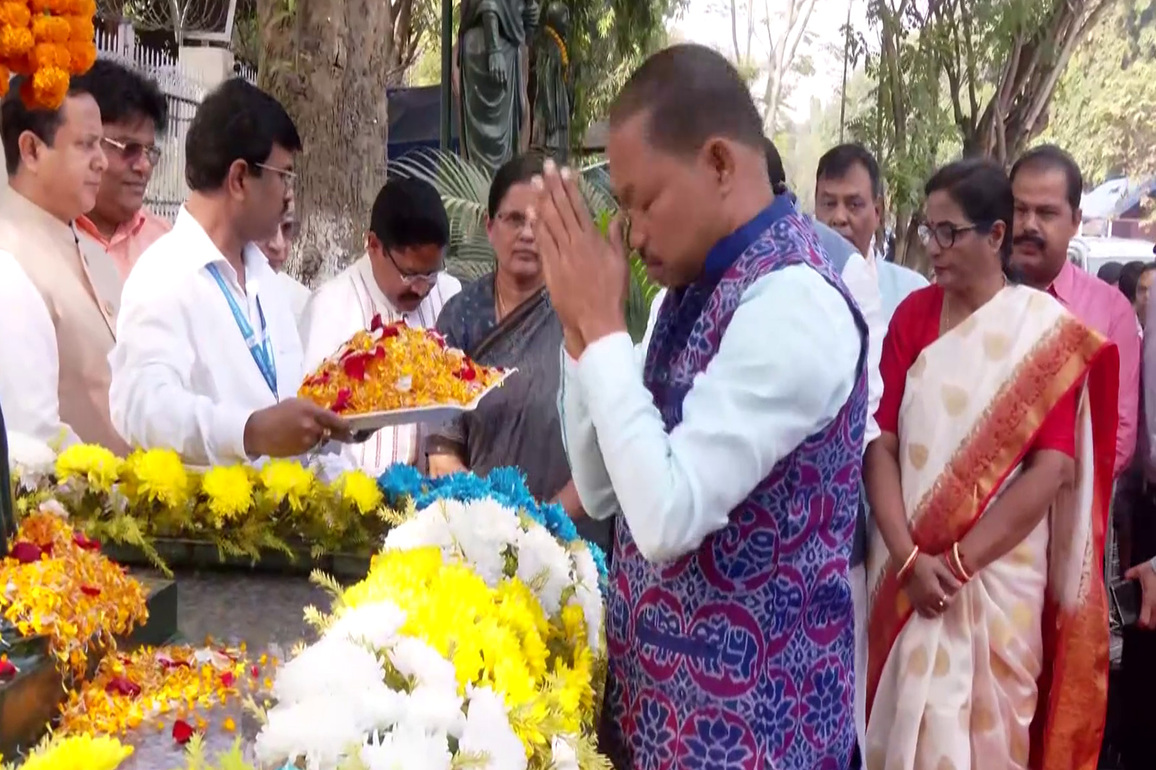 Odisha: CM Majhi pays floral tribute to Rama Devi Choudhury on her 125th birth anniversary