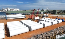 Unloading of the wind turbines.