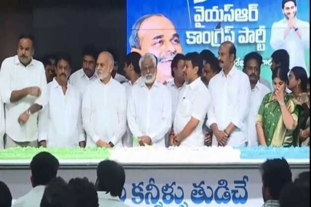 YSRCP leaders celebrate 76th birth anniversary of former CM YSR Reddy