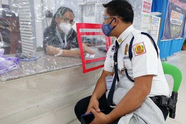 10 workers under A4 group in Region 1 get COVID-19 jab on Labor Day