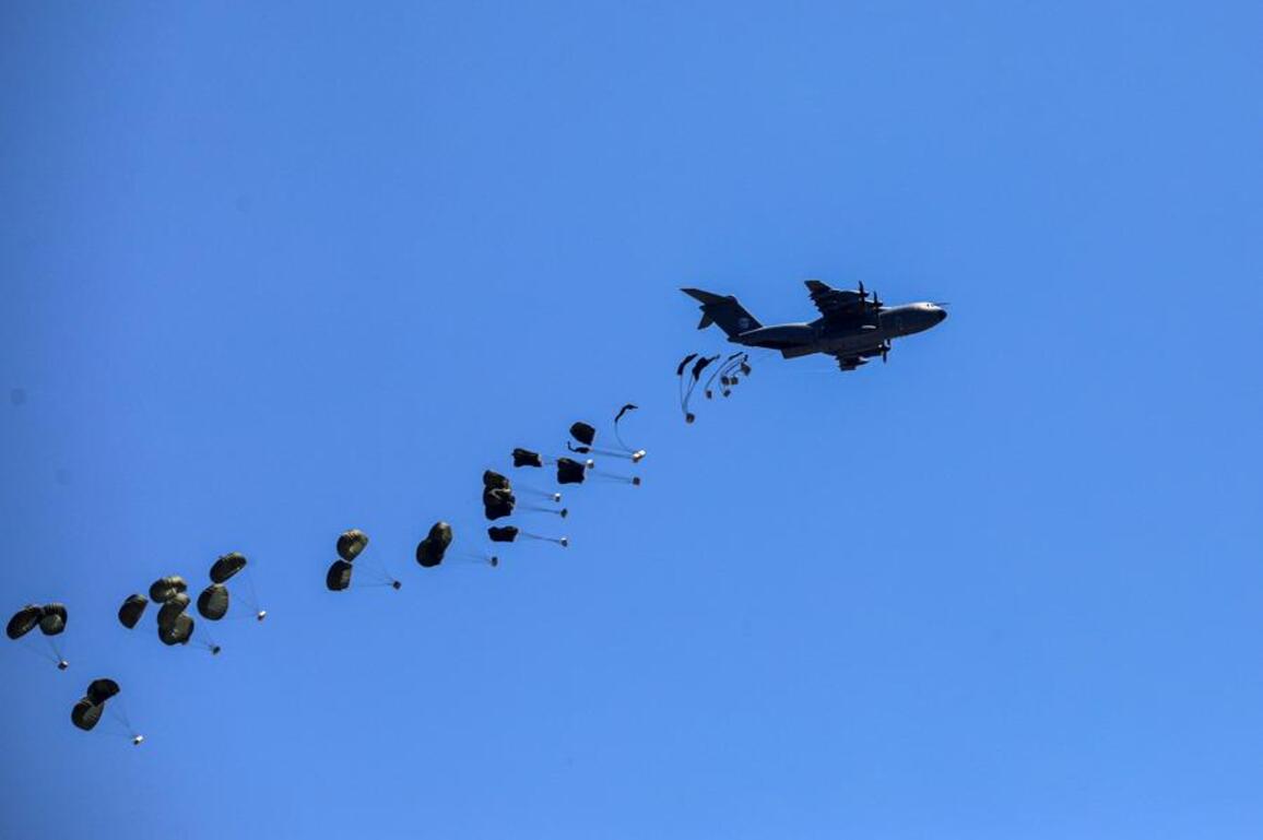 Mideast in Pictures: Aid airdrops -- A drop in ocean of Gaza's hungry millions
