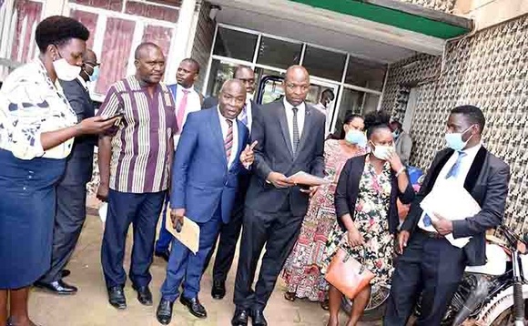 Abamu ku bakulira amasomero g'obwannannyini nga bava mu lukiiko. Abamu ku bakulira amasomero g'obwannannyini nga bava mu lukiiko.
