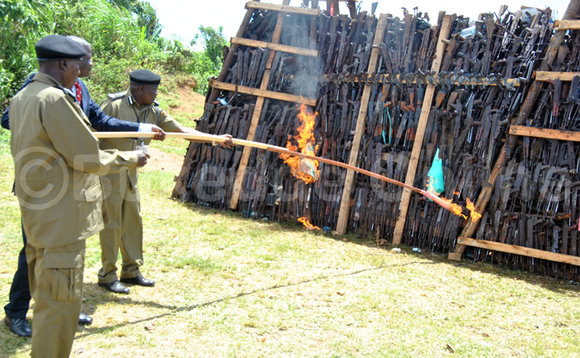 Aba Poliisi nga bakoleeza emmundu Aba Poliisi nga bakoleeza emmundu