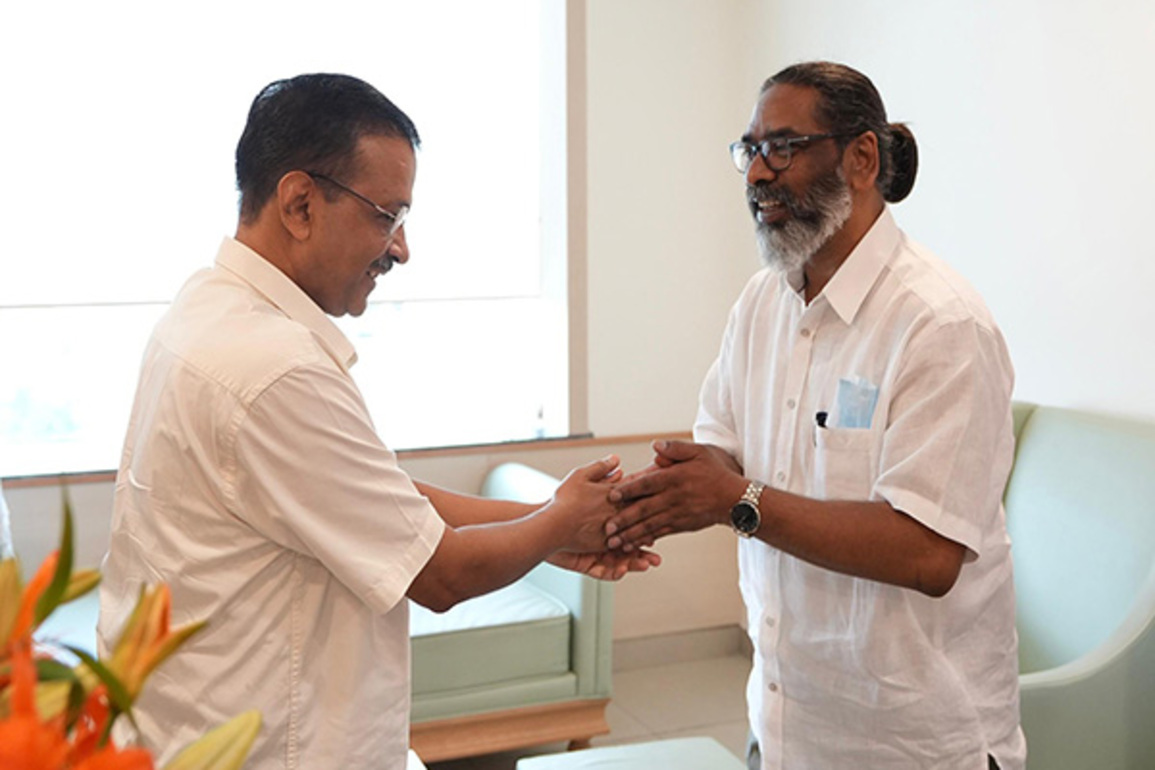 Kejriwal meets Hemant Soren, enquires about Shibu Soren's health at Delhi hospital