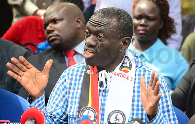 ormer  president iiza esigye addresses the media at the partys offices at atonga oad ddie sejjoba
