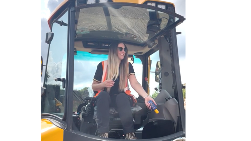Georgina @jcb_diggergirl.