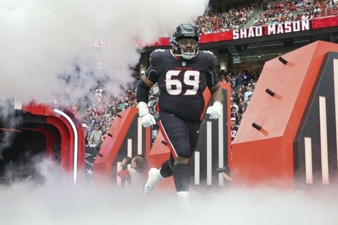 Reports: Texans releasing veteran guard Shaq Mason