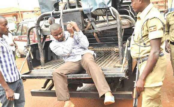 Nyanzi ng’atuusibwa ku poliisi e Nateete. Nyanzi ng’atuusibwa ku poliisi e Nateete.