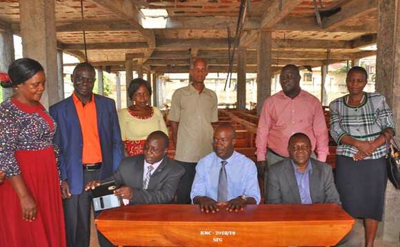 Meeya Mutebi (wakati) ng'akwasa abakulu b'amasomero entebe. Amuddiridde ku ddyo ye Kato. Meeya Mutebi (wakati) ng'akwasa abakulu b'amasomero entebe. Amuddiridde ku ddyo ye Kato.