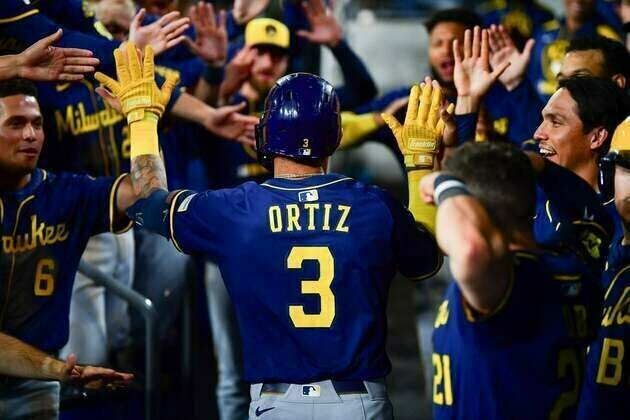 Brewers continue win streak at Dodgers' expense