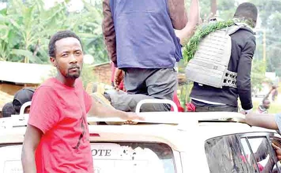 Selector Davie eyaakwatiddwa abamagye. Abadde omu ku batambula ne Kyagulanyi ng’anoonya akalulu. Selector Davie eyaakwatiddwa abamagye. Abadde omu ku batambula ne Kyagulanyi ng’anoonya akalulu.