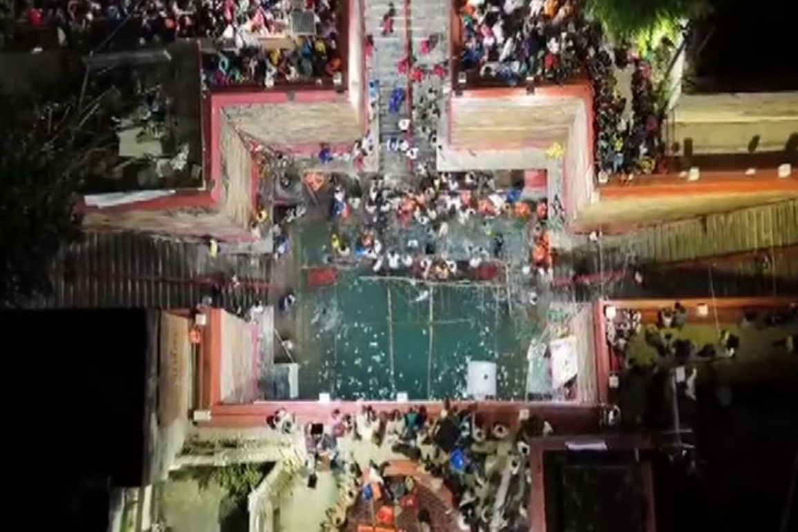 UP: Devotees flock to Lolark Kund for holy dip, thousand police personnel deployed for security
