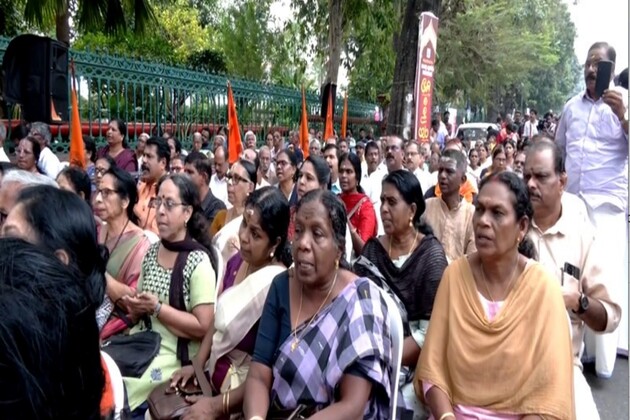 Kerala: Sabarimala Karma Samithi protest at Kerala Secretariat, demanding a CBI probe into the Sabarimala gold theft