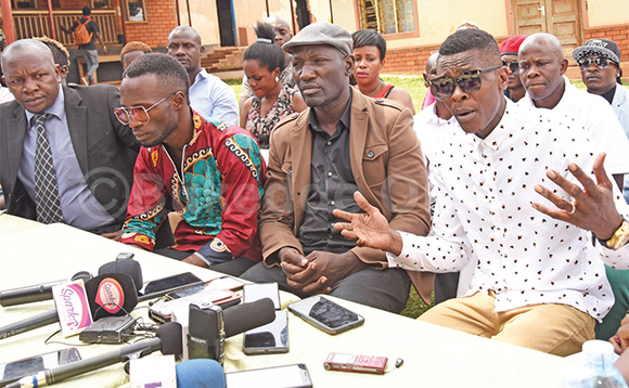 Abayimbi mu lukuhhaana lwa bannamawulire ku Calender e Makindye. Abayimbi mu lukuhhaana lwa bannamawulire ku Calender e Makindye.
