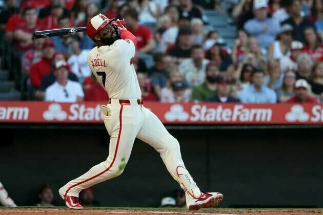 Angels erupt for 4 runs in 6th, coast to win over Rangers