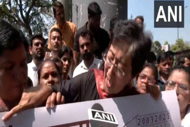 AAP stages protest in Delhi, calls BJP's promise of Rs 2,500 to women "Jumla"