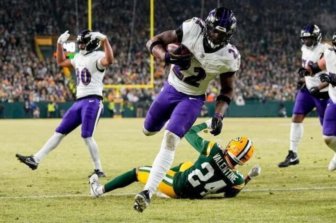 Derrick Henry rushes for 4 TD's, 216 yards as Ravens outslug Packers
