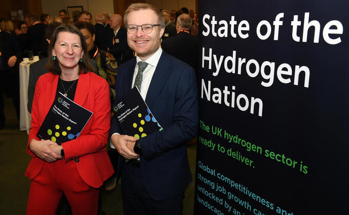 Dr Emma Guthrie, CEO of the Hydrogen Energy Association (HEA), and Energy Minister Michael Shanks | Credit: the HEA