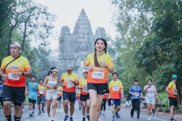 Thousands attend int'l marathon at Cambodia's renowned Angkor park