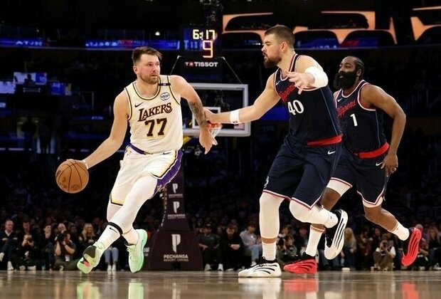 Lakers hold off late Clippers rally to notch 6th straight win