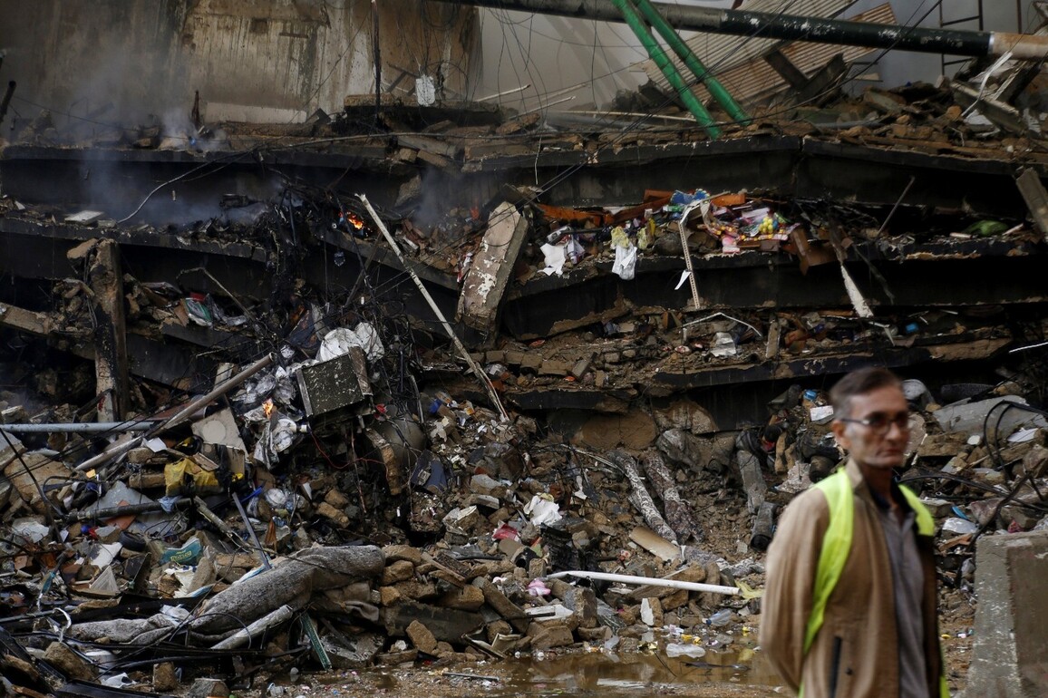 Pakistan: At least 6 dead, 38 missing after fire at shopping complex in Karachi