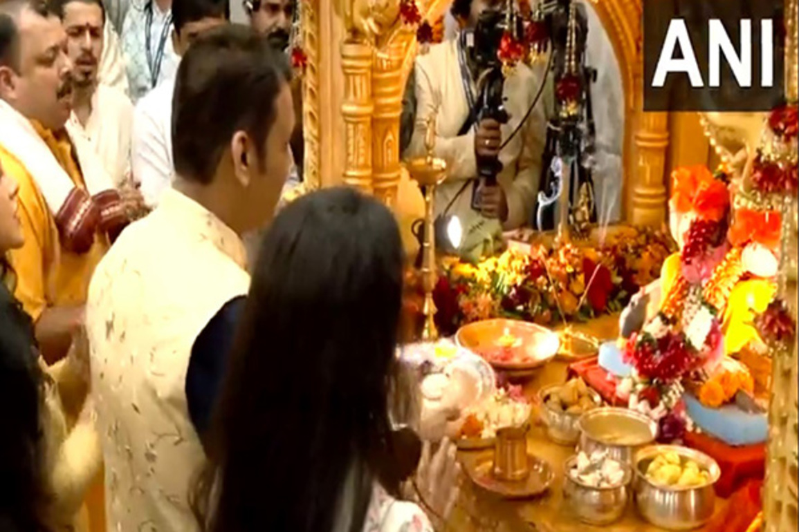 Maharashtra CM Fadnavis performs Ganesh aarti at his Mumbai residence
