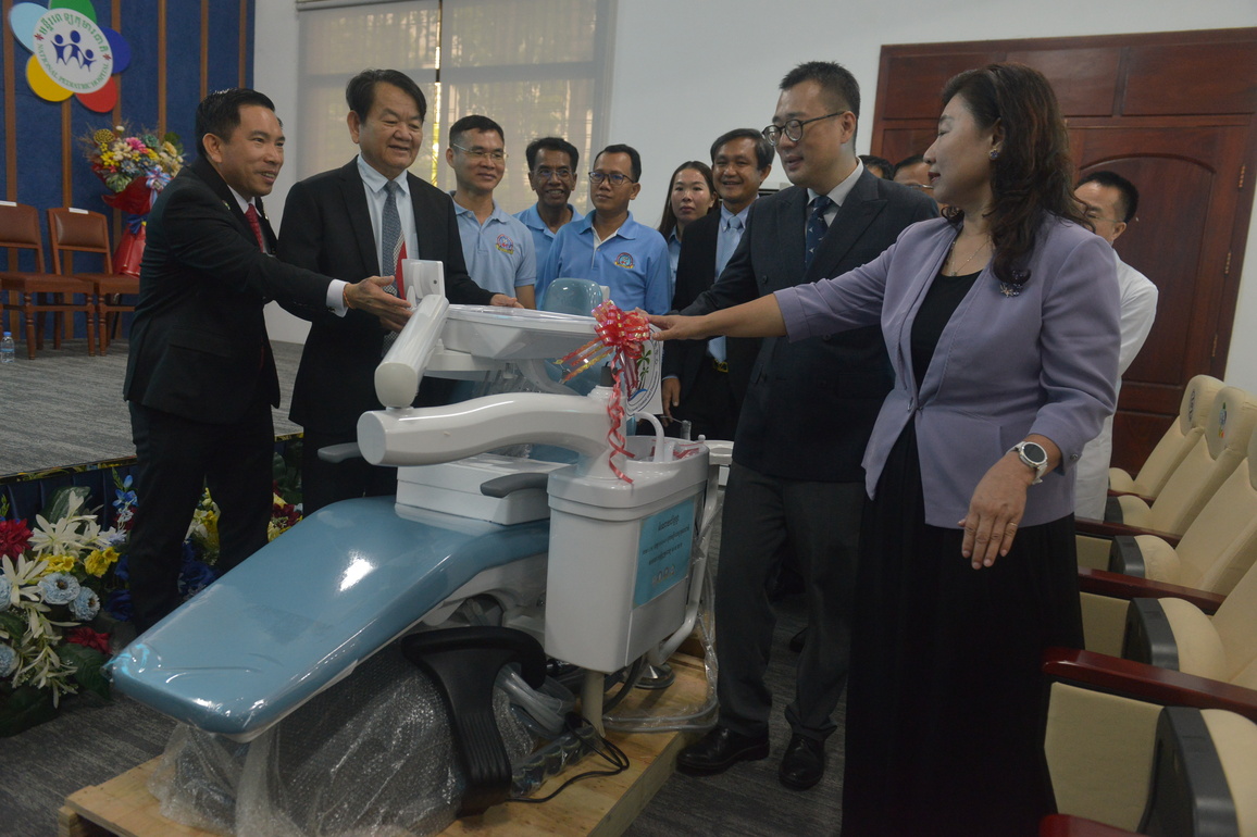 CAMBODIA-PHNOM PENH-CHINA-DENTAL TREATMENT CHAIRS-DONATION